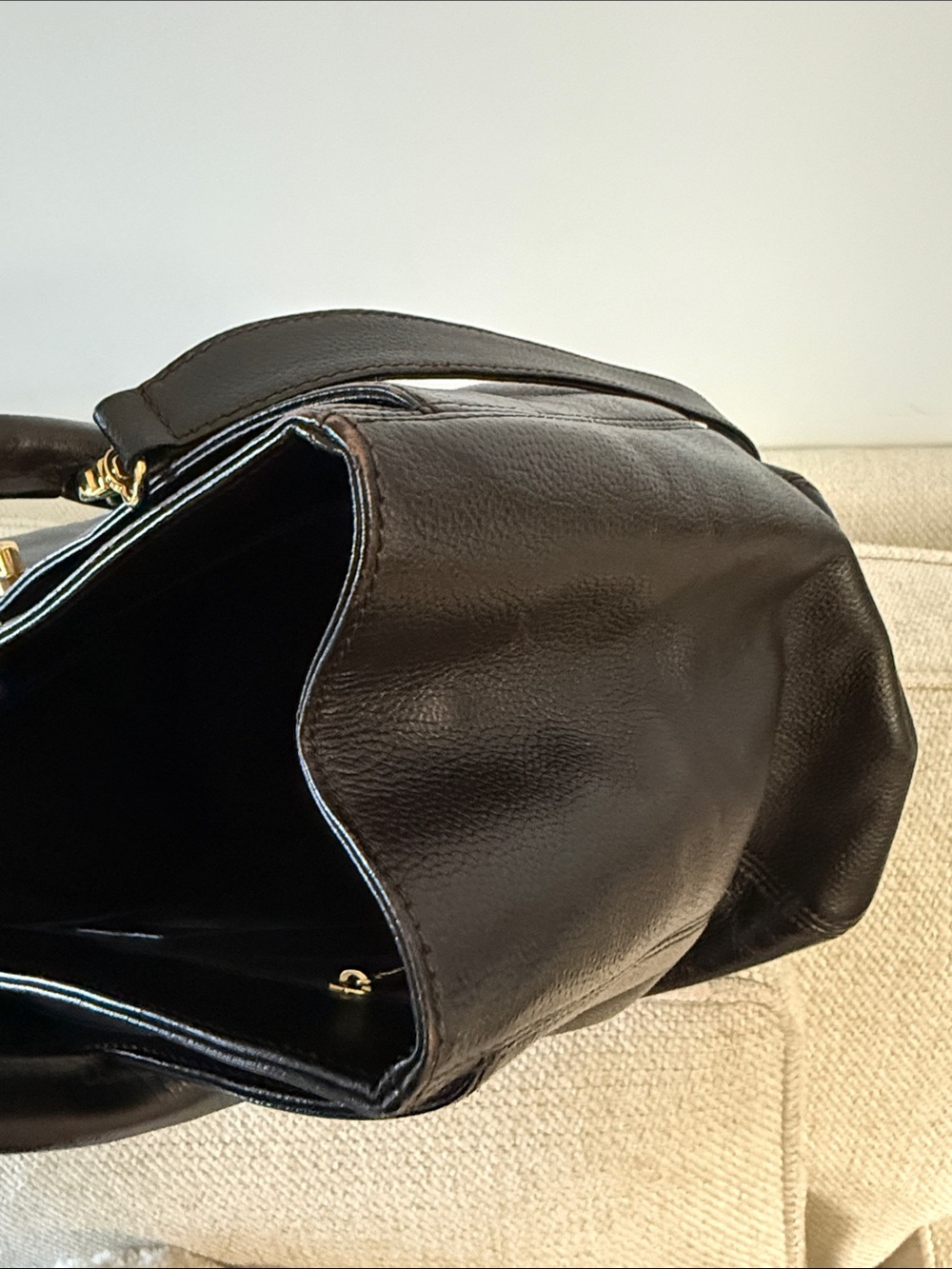 CHANEL Brown Leather Shoulder Bag with Gold CC Hardware - Picture 3 of 7